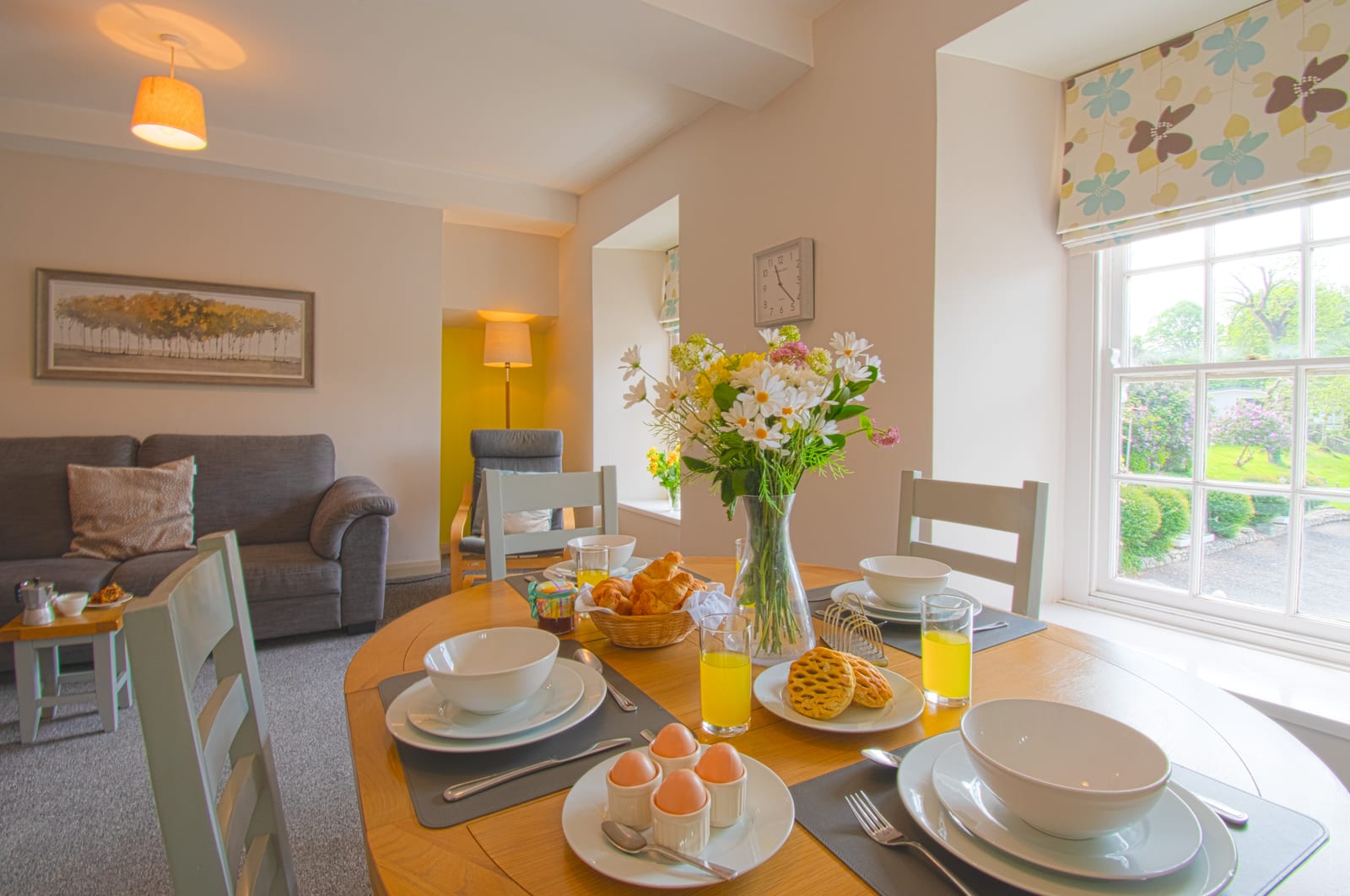Ingli dining and living area